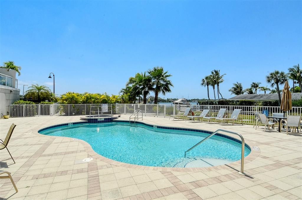 待售: $599,000 (2 贝兹, 1 浴室, 2495 平方英尺)