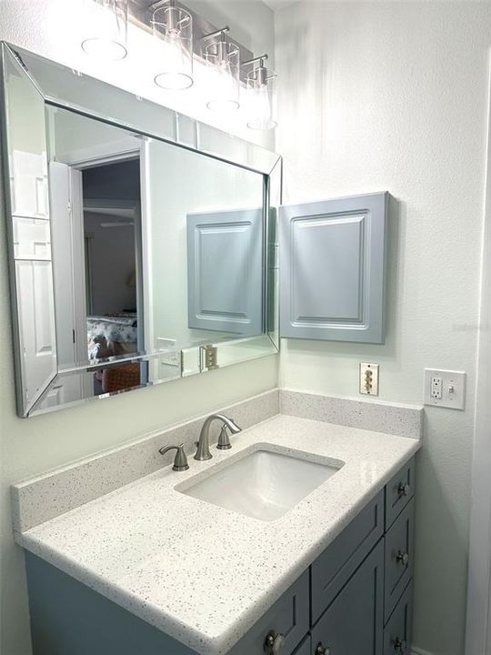 На продажу: $179,900 (2 спален, 2 ванн, 921 Квадратных фут)