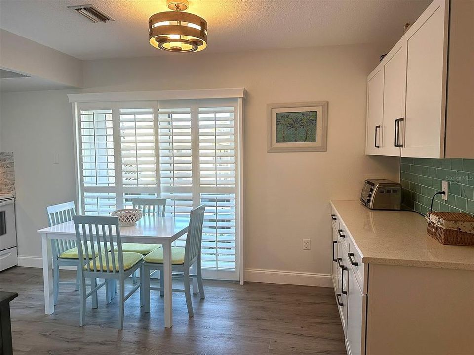 На продажу: $179,900 (2 спален, 2 ванн, 921 Квадратных фут)