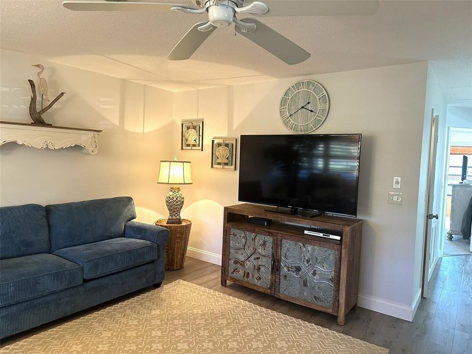 На продажу: $179,900 (2 спален, 2 ванн, 921 Квадратных фут)