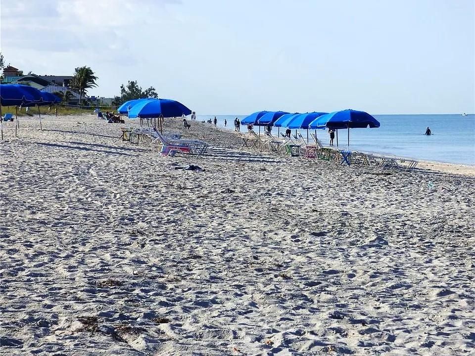 На продажу: $179,900 (2 спален, 2 ванн, 921 Квадратных фут)