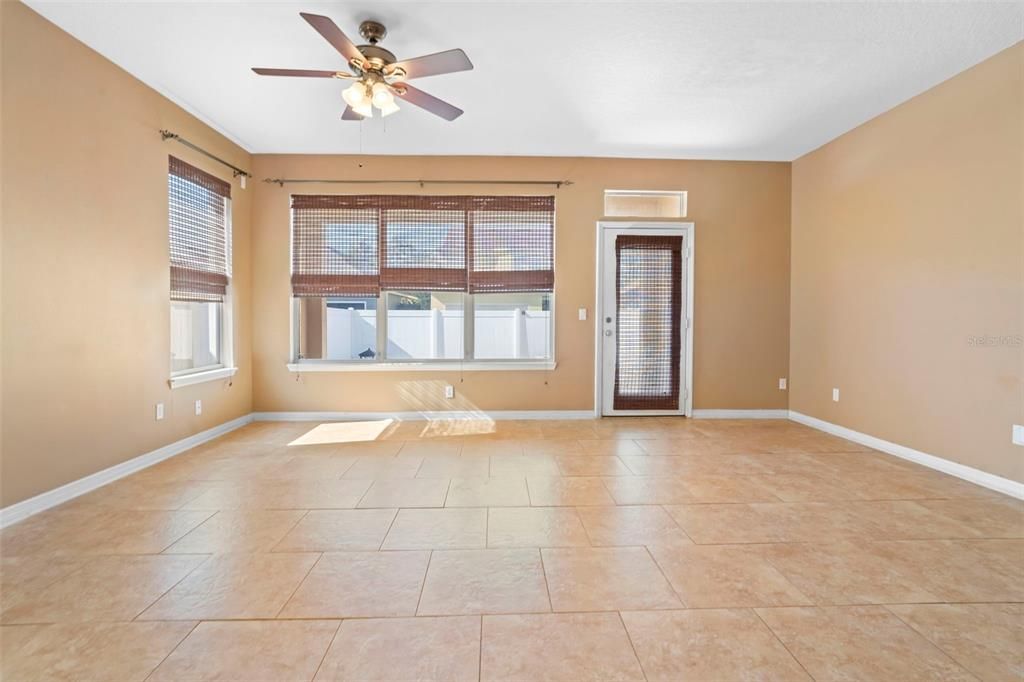 待售: $600,000 (4 贝兹, 2 浴室, 2460 平方英尺)