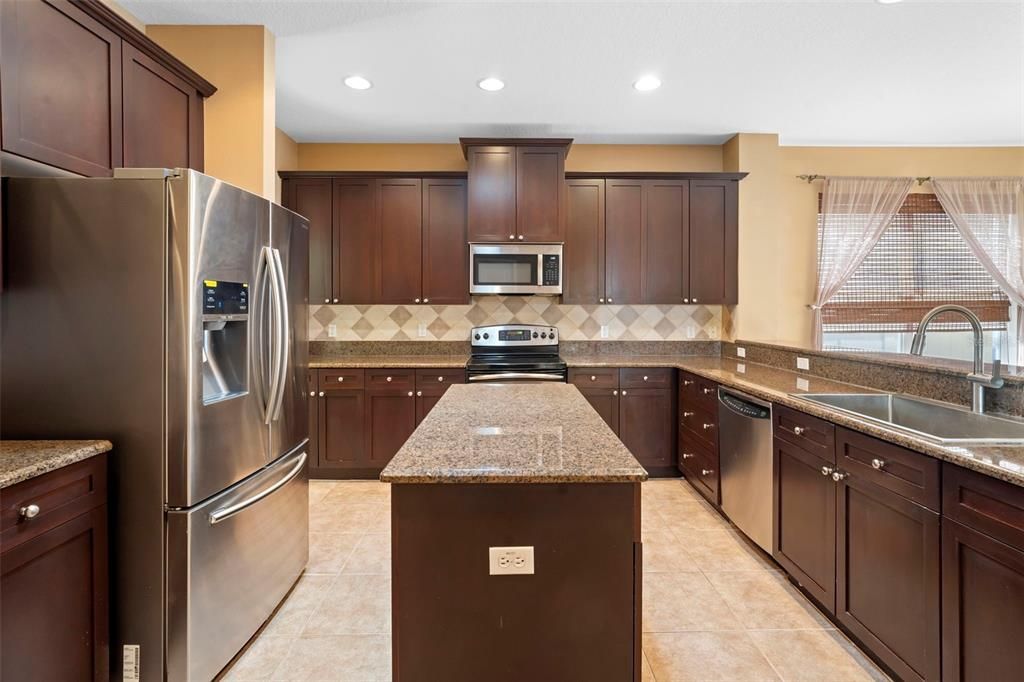 待售: $600,000 (4 贝兹, 2 浴室, 2460 平方英尺)