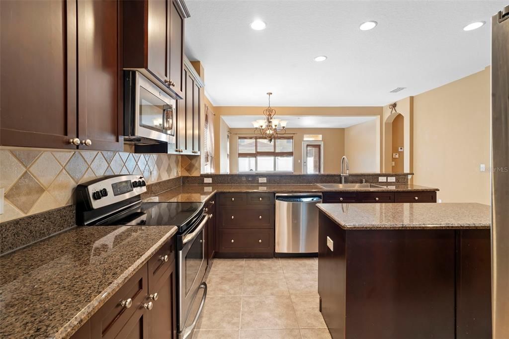 待售: $600,000 (4 贝兹, 2 浴室, 2460 平方英尺)