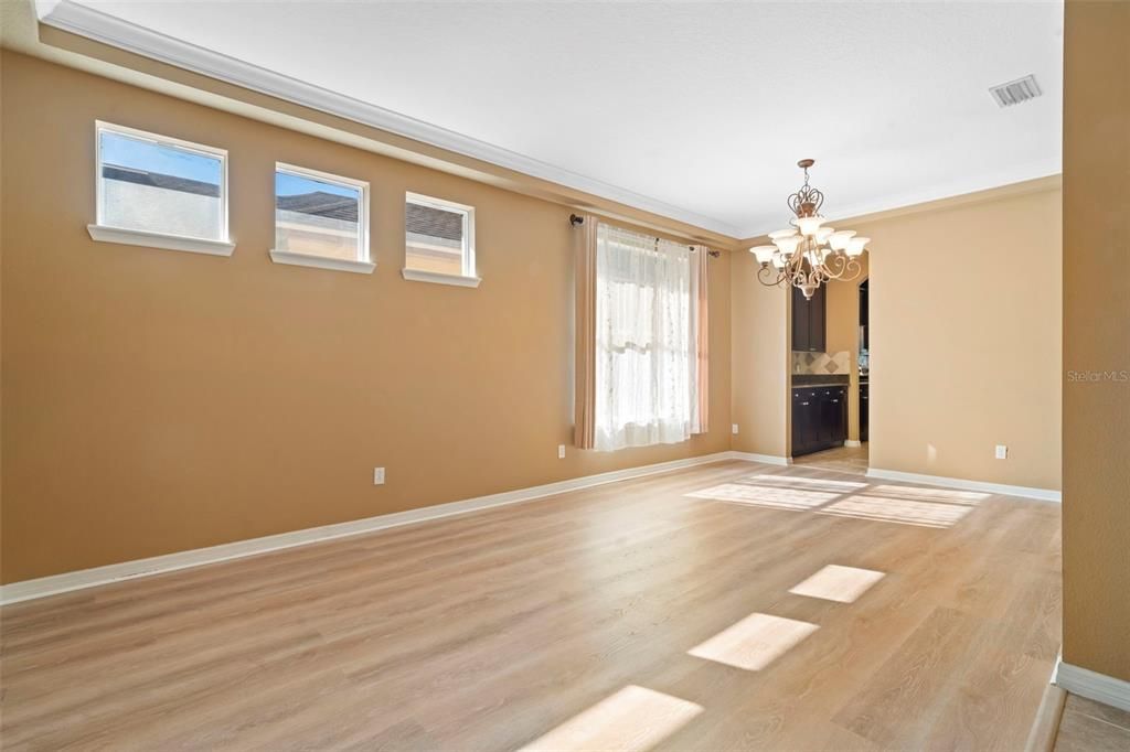 待售: $600,000 (4 贝兹, 2 浴室, 2460 平方英尺)