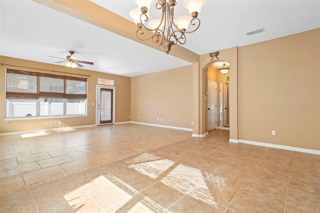 待售: $600,000 (4 贝兹, 2 浴室, 2460 平方英尺)