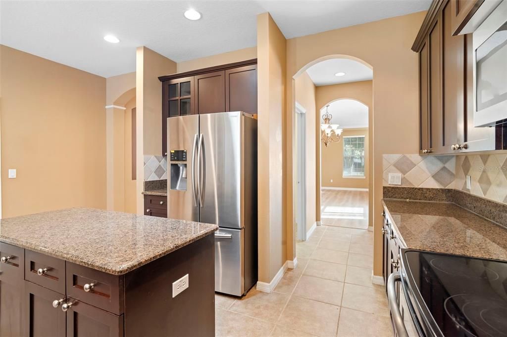 待售: $600,000 (4 贝兹, 2 浴室, 2460 平方英尺)