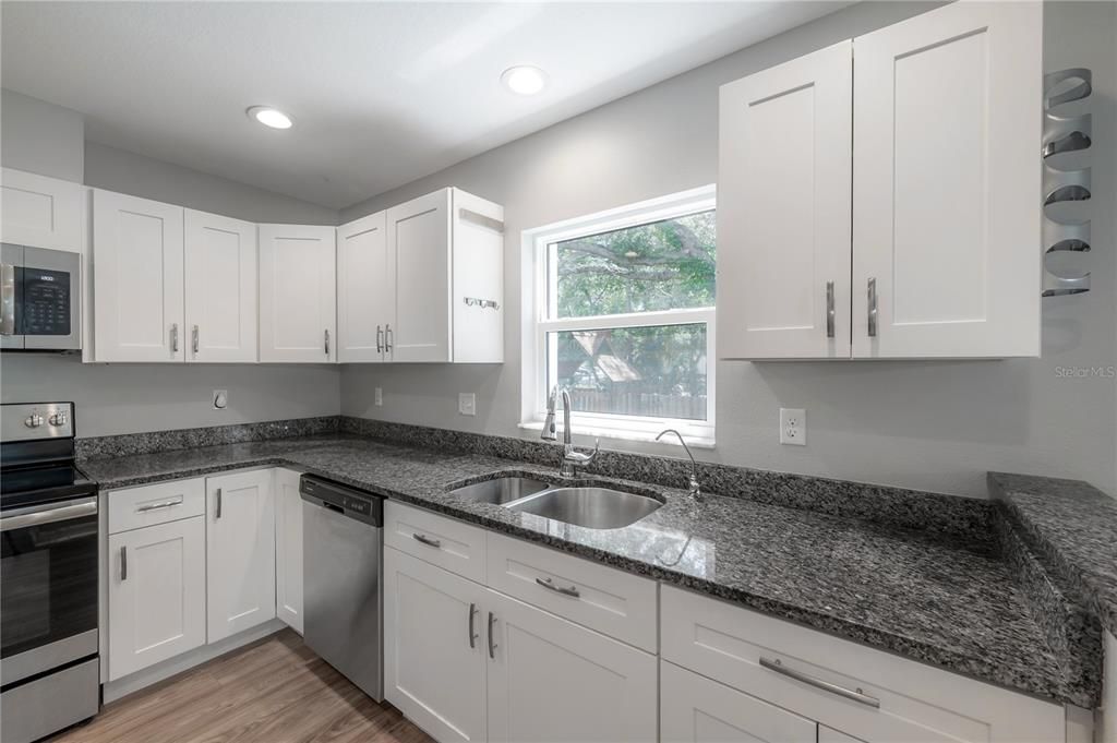 В аренду: $2,900 (4 спален, 3 ванн, 1575 Квадратных фут)