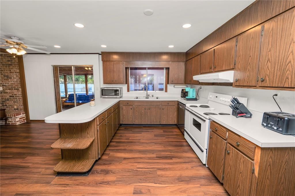 For Sale: $520,000 (3 beds, 3 baths, 2112 Square Feet)