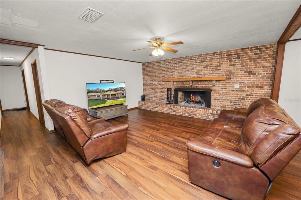 For Sale: $520,000 (3 beds, 3 baths, 2112 Square Feet)