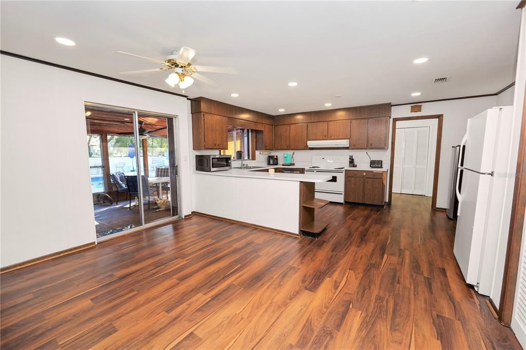 For Sale: $520,000 (3 beds, 3 baths, 2112 Square Feet)