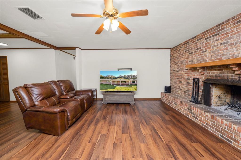 For Sale: $520,000 (3 beds, 3 baths, 2112 Square Feet)