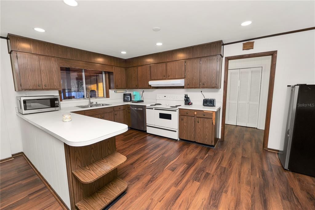 For Sale: $520,000 (3 beds, 3 baths, 2112 Square Feet)