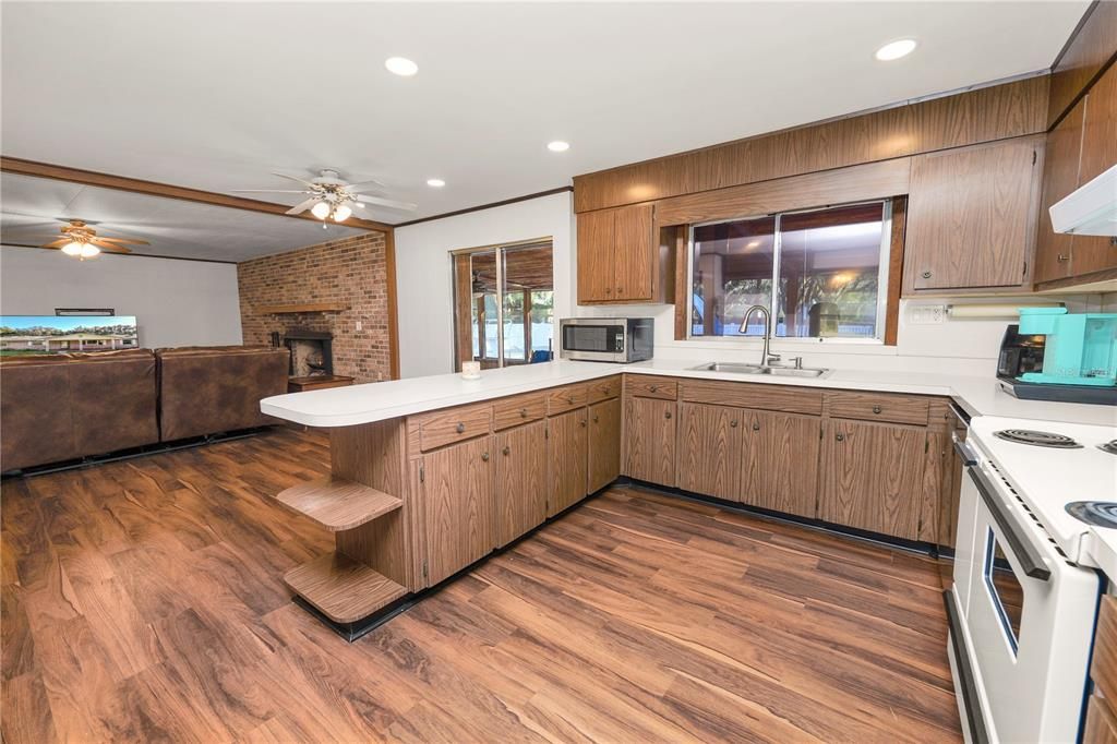 For Sale: $520,000 (3 beds, 3 baths, 2112 Square Feet)