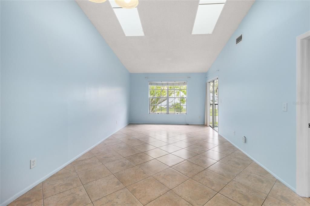 For Sale: $390,000 (2 beds, 2 baths, 920 Square Feet)