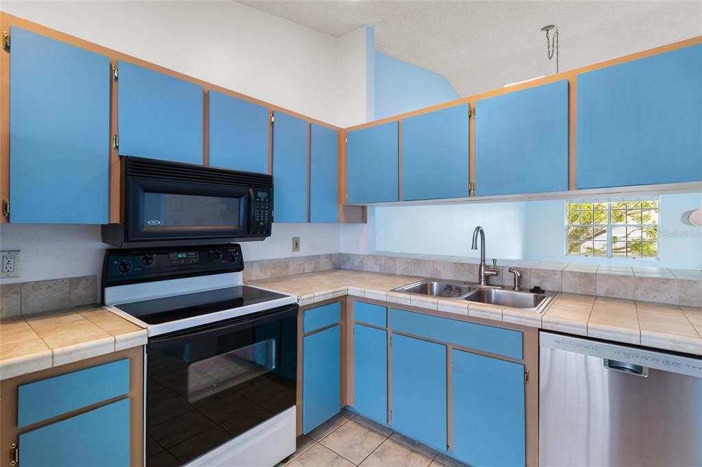 For Sale: $390,000 (2 beds, 2 baths, 920 Square Feet)