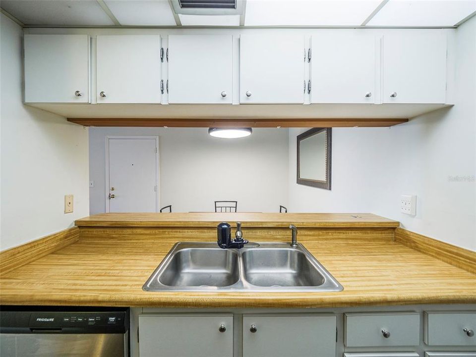 На продажу: $134,900 (1 спален, 1 ванн, 714 Квадратных фут)