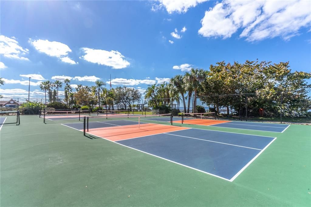 For Sale: $339,000 (2 beds, 1 baths, 1184 Square Feet)