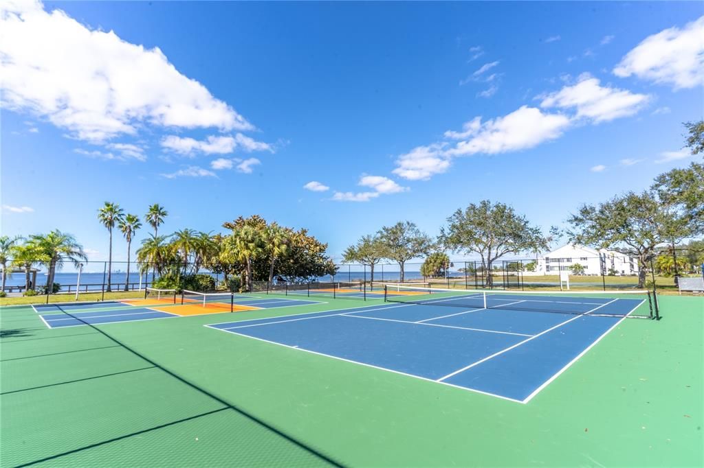 For Sale: $339,000 (2 beds, 1 baths, 1184 Square Feet)