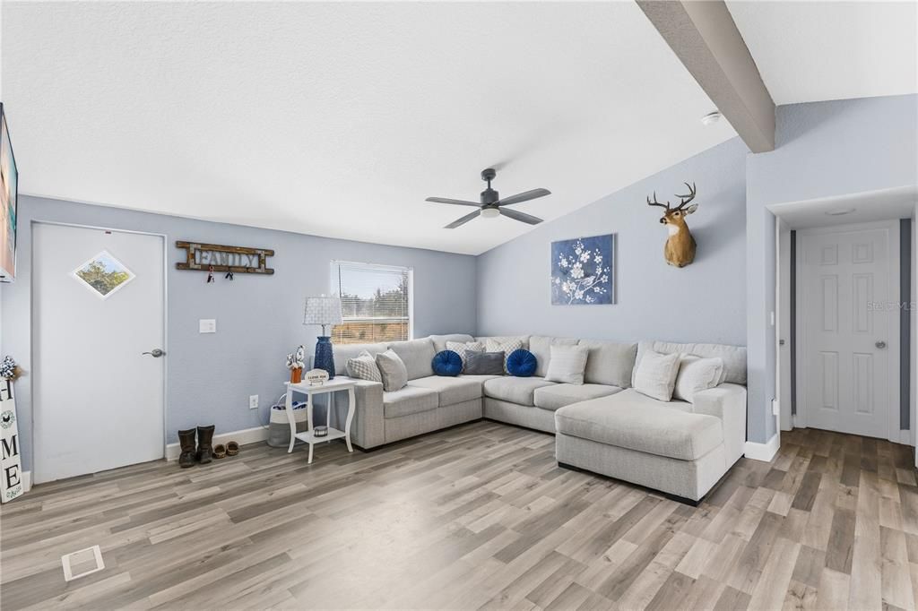 For Sale: $266,500 (3 beds, 2 baths, 960 Square Feet)