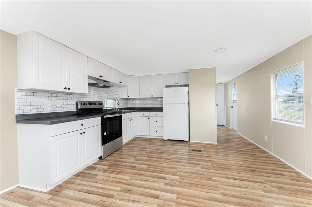 На продажу: $99,000 (2 спален, 2 ванн, 784 Квадратных фут)