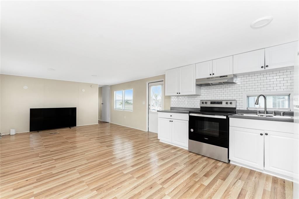 На продажу: $99,000 (2 спален, 2 ванн, 784 Квадратных фут)