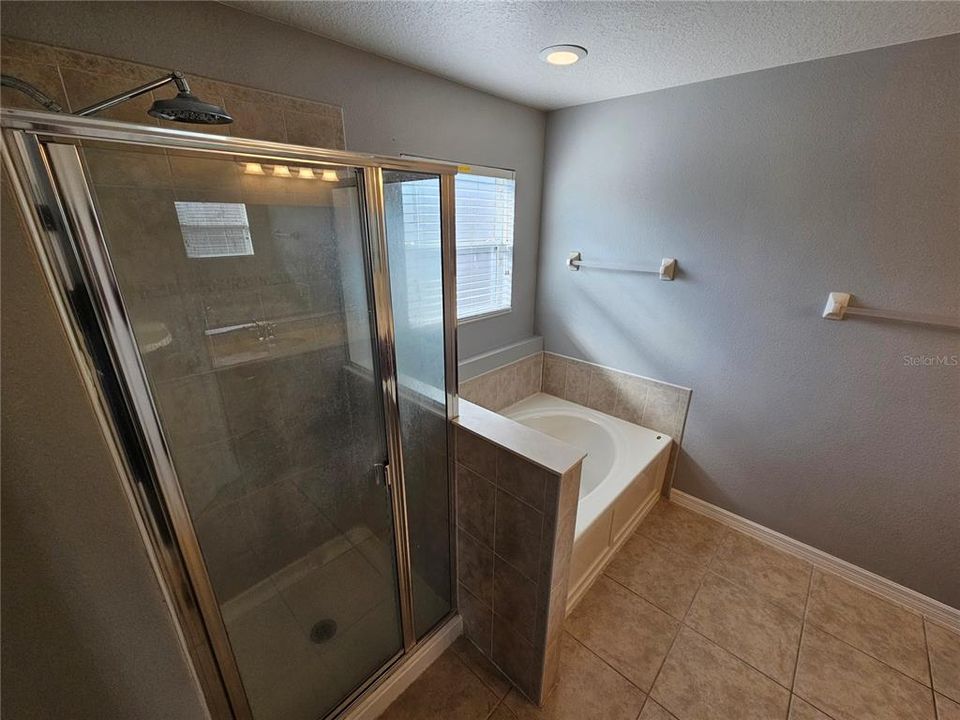 For Sale: $595,000 (6 beds, 4 baths, 3499 Square Feet)