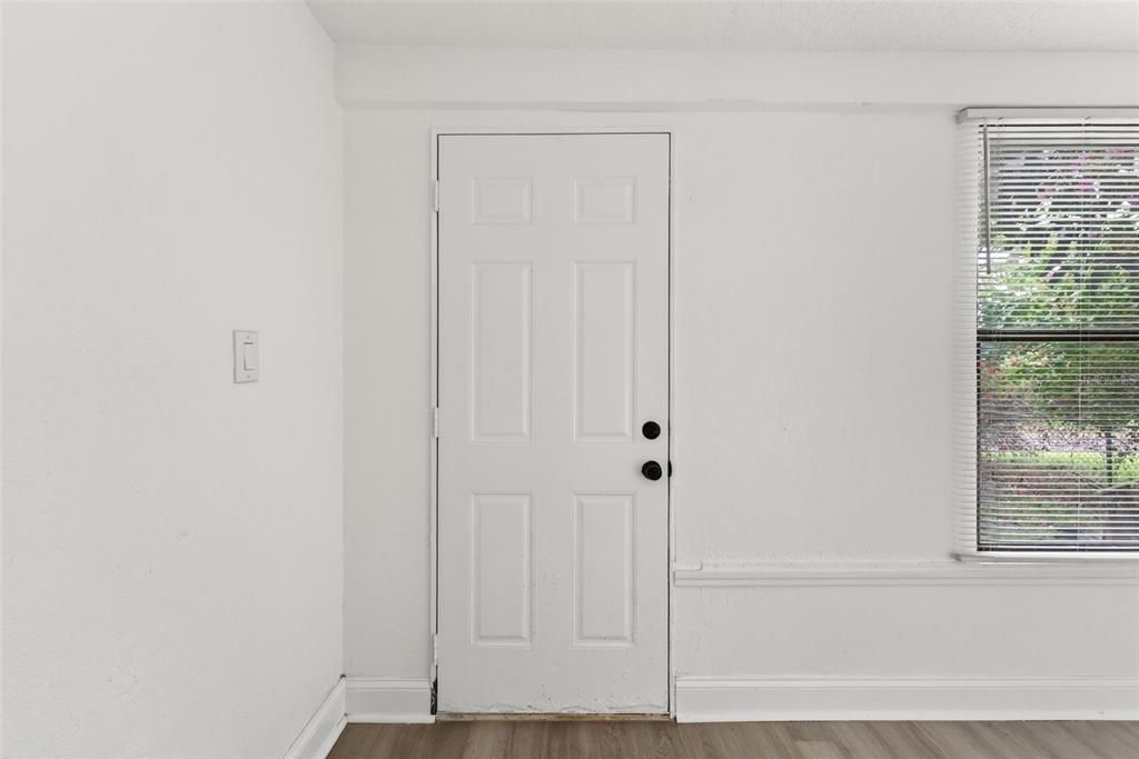 出租: $1,700 (2 贝兹, 1 浴室, 780 平方英尺)