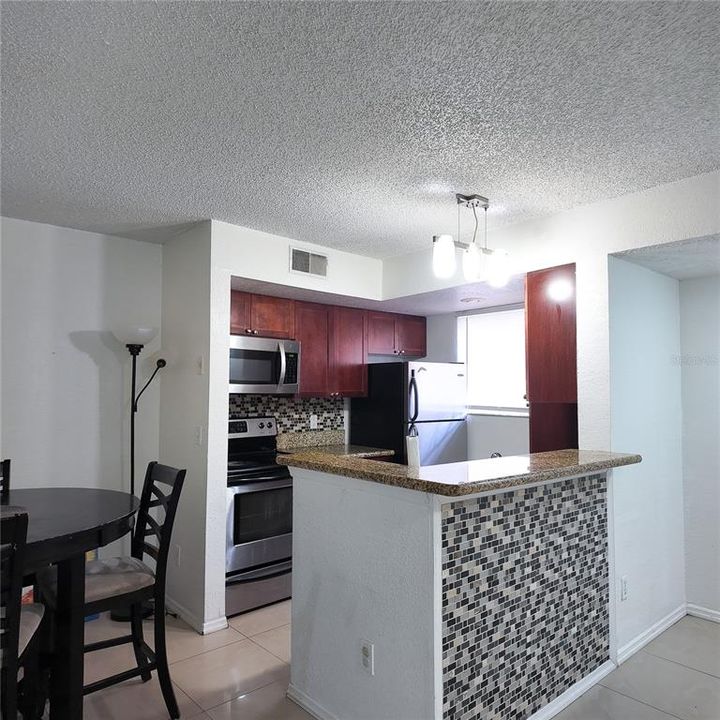 Под контрактом: $150,000 (2 спален, 1 ванн, 919 Квадратных фут)