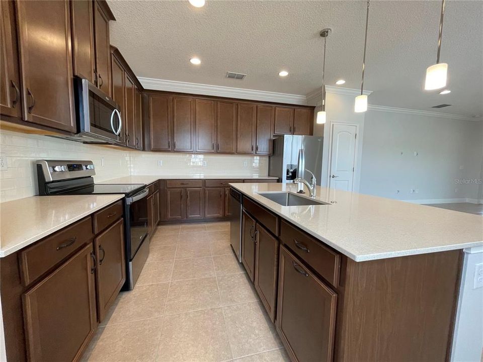 For Rent: $2,450 (3 beds, 2 baths, 1852 Square Feet)