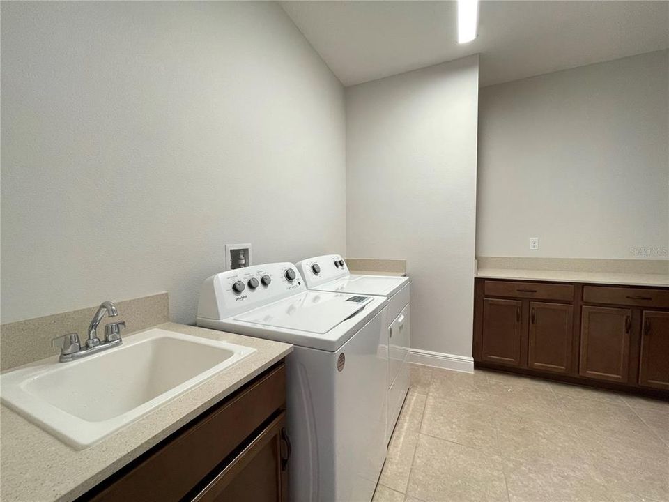 For Rent: $2,450 (3 beds, 2 baths, 1852 Square Feet)