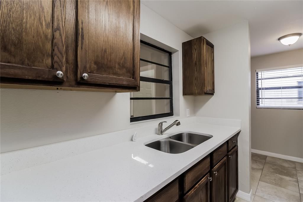 出租: $1,930 (3 贝兹, 1 浴室, 1386 平方英尺)