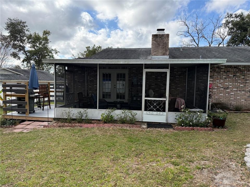 For Sale: $350,000 (3 beds, 2 baths, 1253 Square Feet)