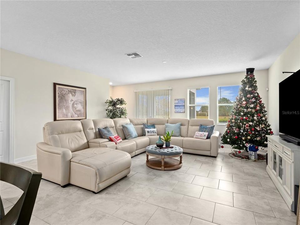 For Sale: $435,000 (4 beds, 2 baths, 1912 Square Feet)