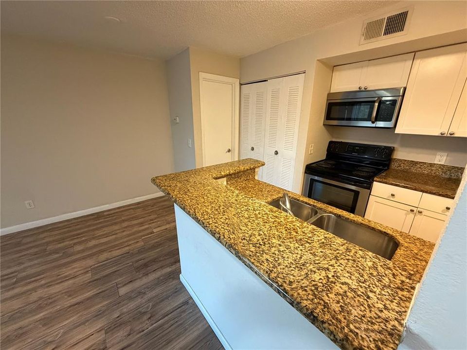 For Sale: $135,000 (1 beds, 1 baths, 597 Square Feet)