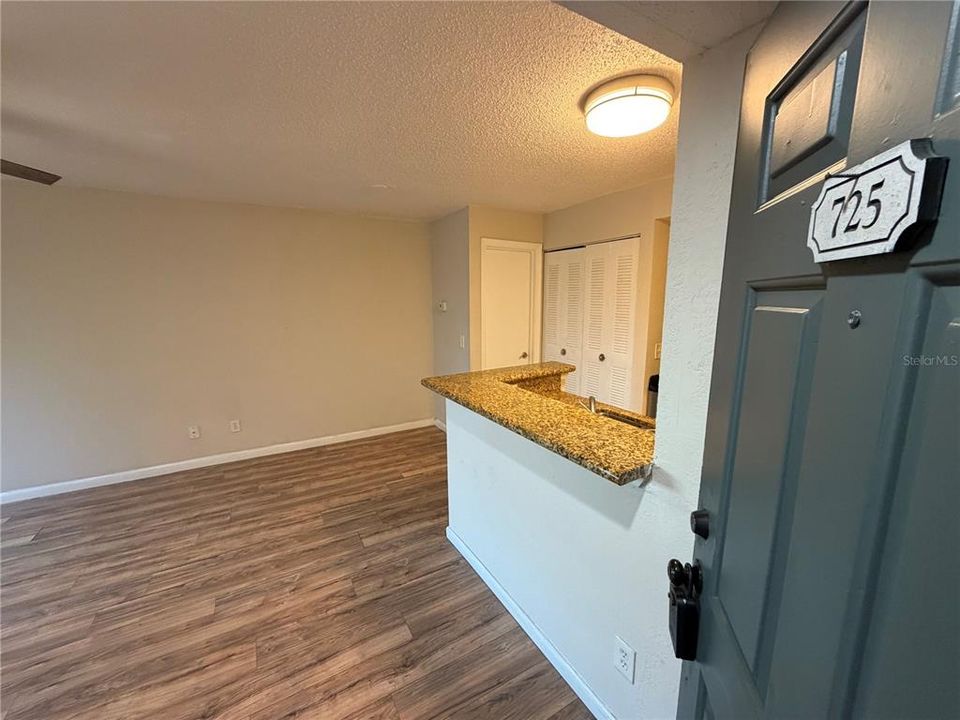 For Sale: $135,000 (1 beds, 1 baths, 597 Square Feet)