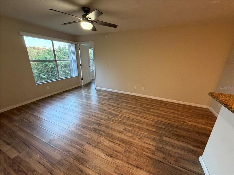 For Sale: $135,000 (1 beds, 1 baths, 597 Square Feet)