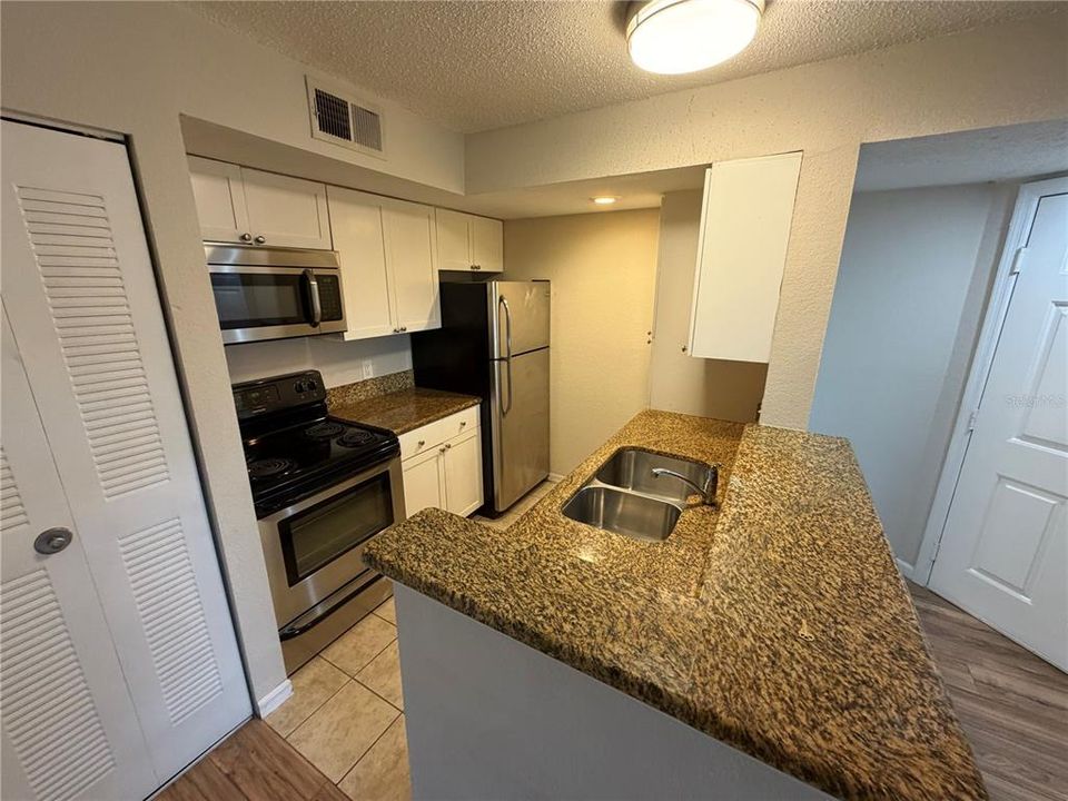 For Sale: $135,000 (1 beds, 1 baths, 597 Square Feet)