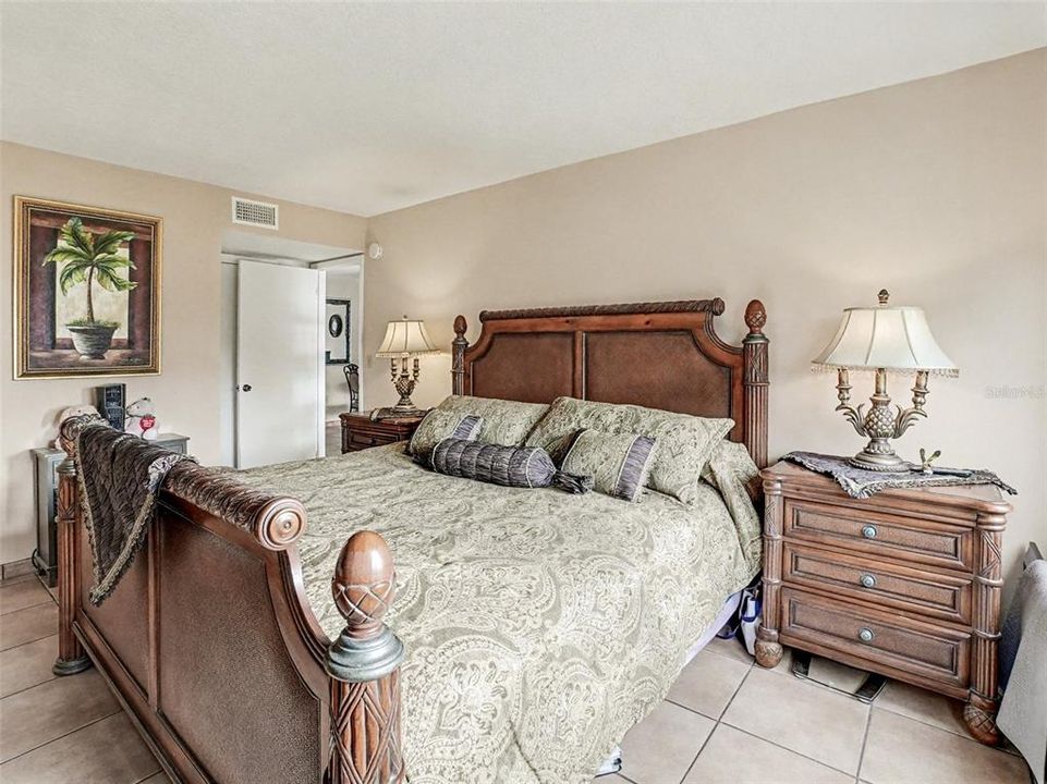 For Sale: $149,900 (2 beds, 2 baths, 1001 Square Feet)