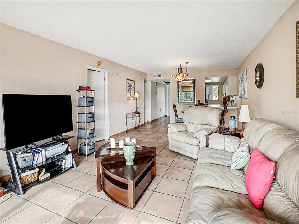 For Sale: $149,900 (2 beds, 2 baths, 1001 Square Feet)