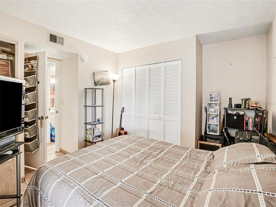 For Sale: $149,900 (2 beds, 2 baths, 1001 Square Feet)