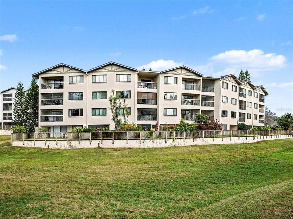 For Sale: $149,900 (2 beds, 2 baths, 1001 Square Feet)