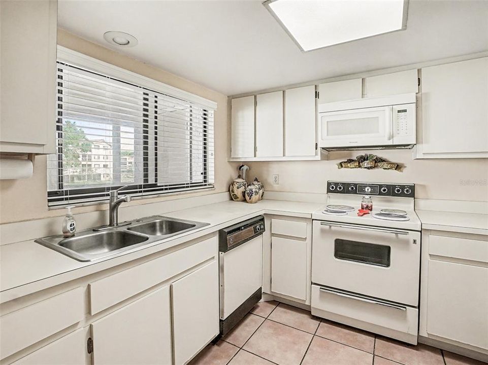 For Sale: $149,900 (2 beds, 2 baths, 1001 Square Feet)