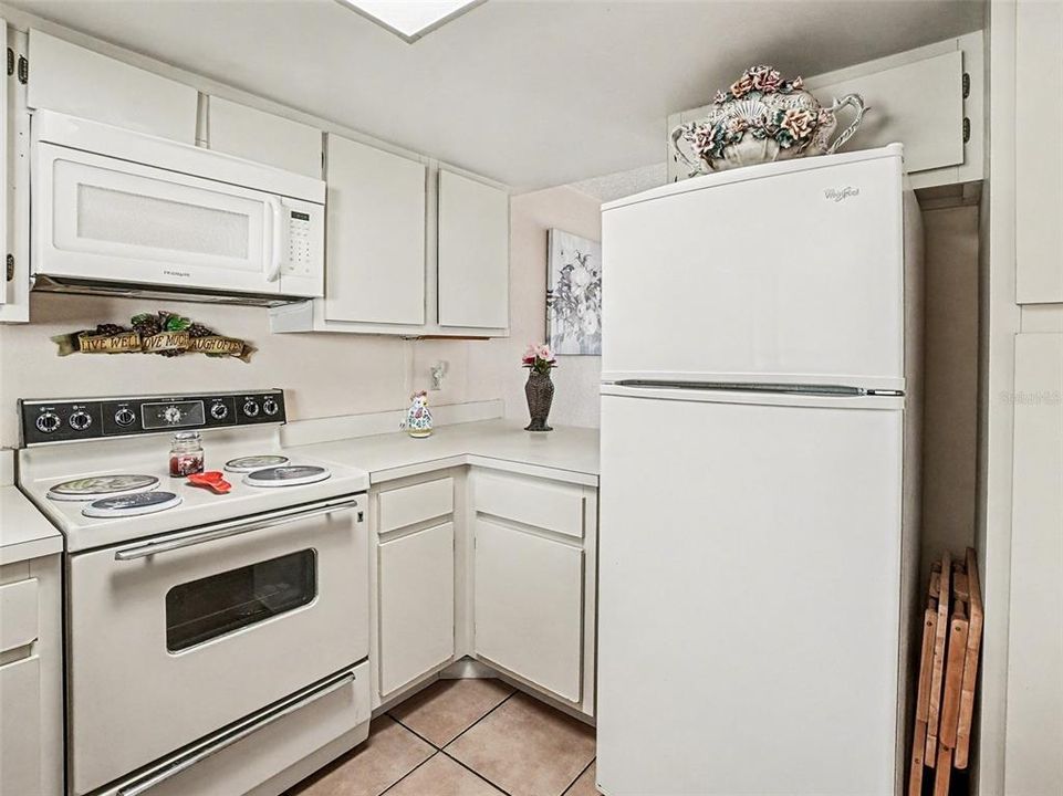 For Sale: $149,900 (2 beds, 2 baths, 1001 Square Feet)