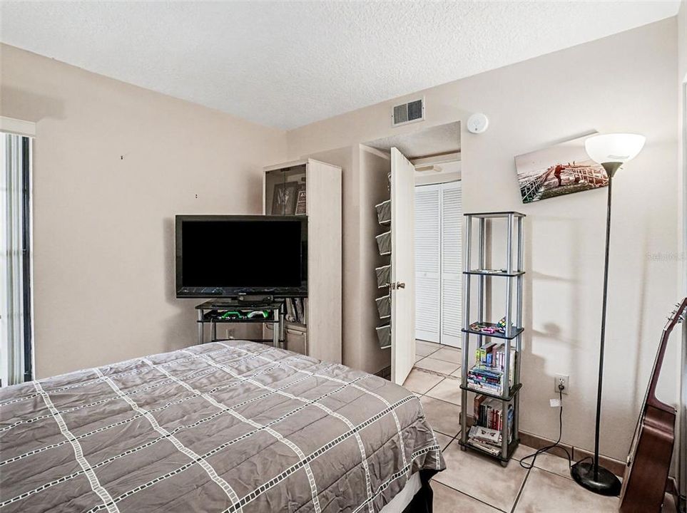 For Sale: $149,900 (2 beds, 2 baths, 1001 Square Feet)