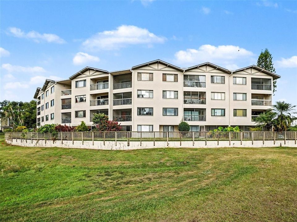 For Sale: $149,900 (2 beds, 2 baths, 1001 Square Feet)