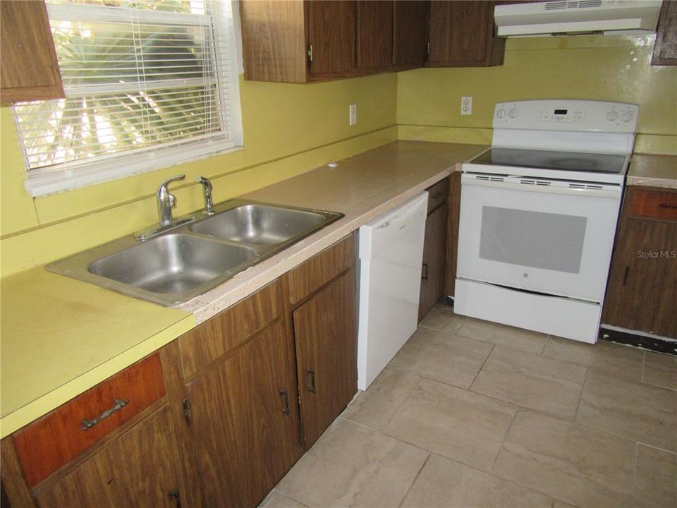 For Rent: $1,400 (2 beds, 1 baths, 825 Square Feet)