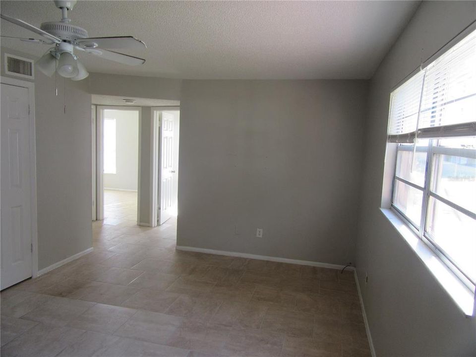 For Rent: $1,400 (2 beds, 1 baths, 825 Square Feet)