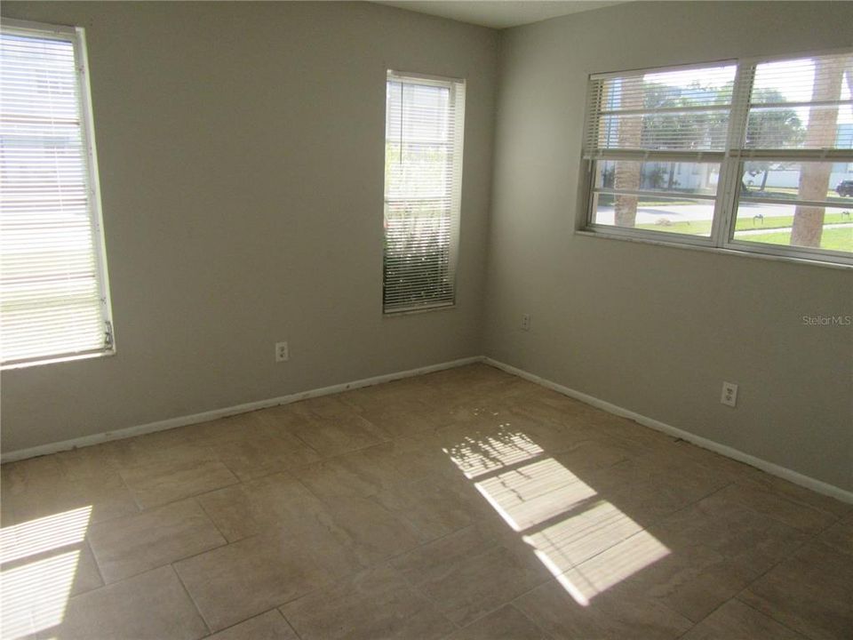 For Rent: $1,400 (2 beds, 1 baths, 825 Square Feet)