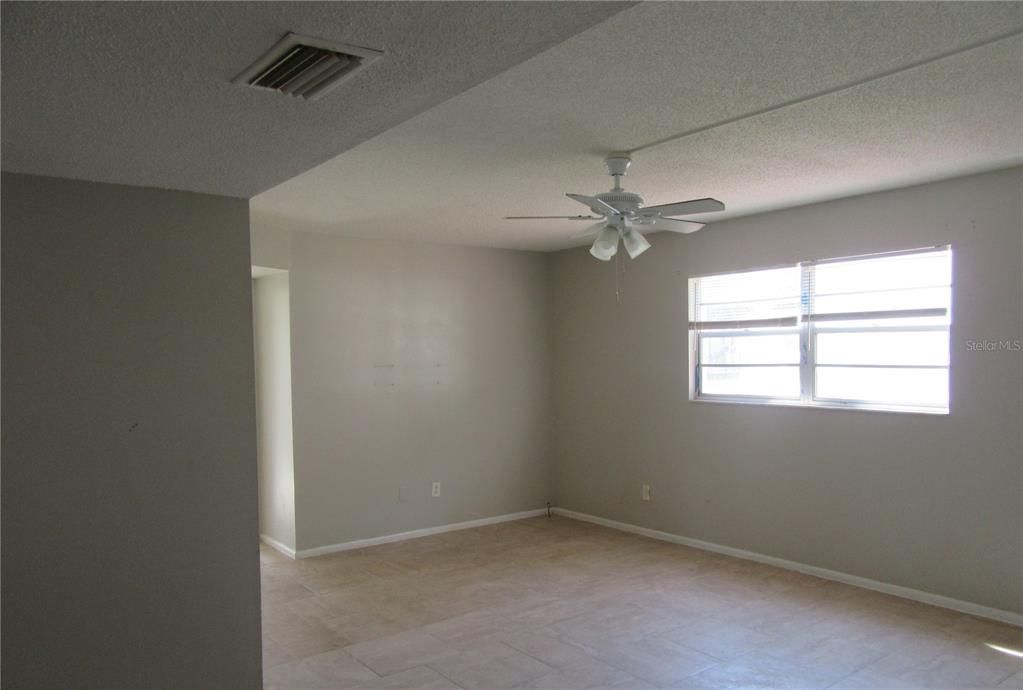 For Rent: $1,400 (2 beds, 1 baths, 825 Square Feet)